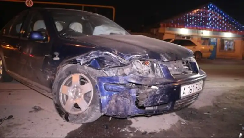 Volkswagen и Lexus лоб в лоб столкнулись в Алматы