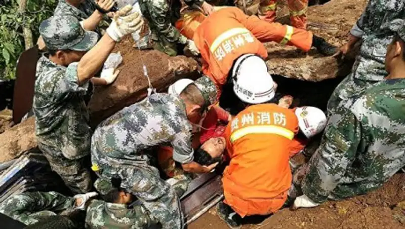 На северо-западе Китая из-за оползня пострадали более 30 человек