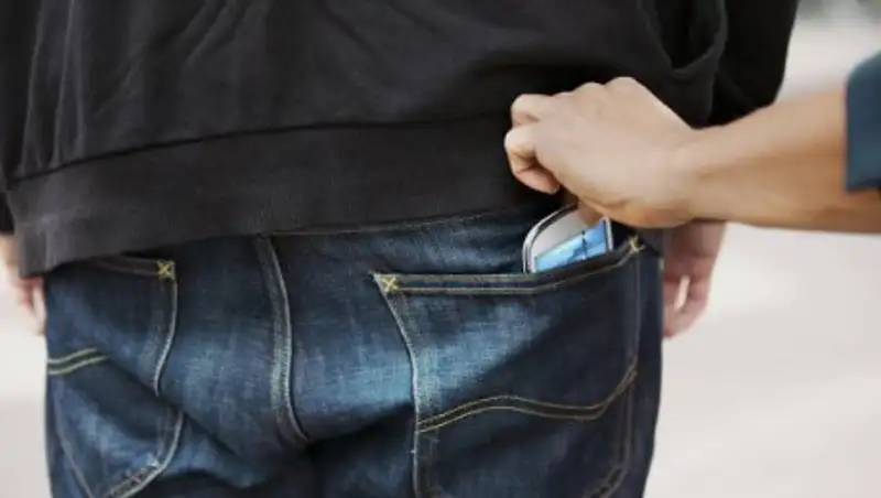 В Алматы вор украл телефон у студента при переходе дороги