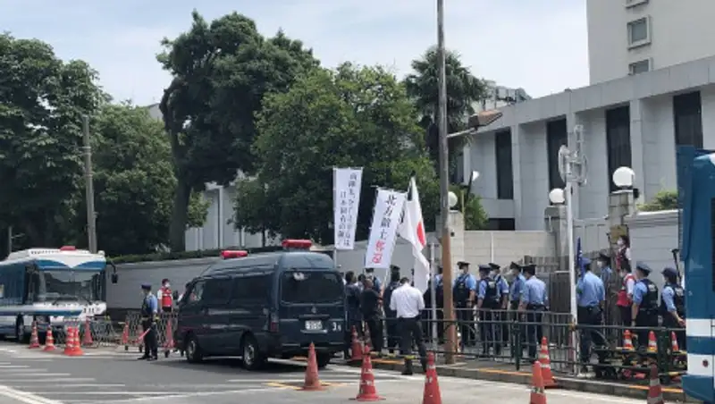 Жители Токио проводят акцию у посольства РФ с требованием вернуть Курильские острова