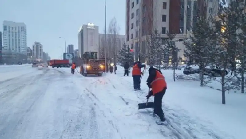 За прошедшие сутки в Астане убрали около 38 тыс. кубометров снега