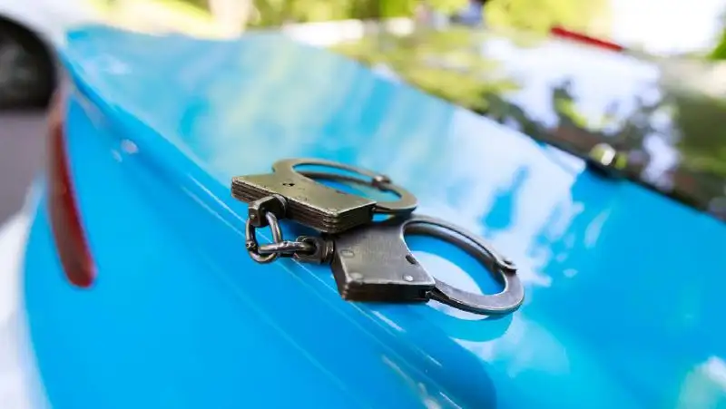 Аферисты использовали удостоверение костанайского полицейского