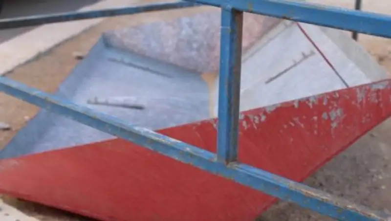 В Актау упавший с крыши козырек вентиляционного люка повредил припаркованный у дома автомобиль