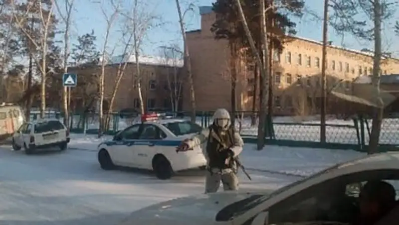 Число пострадавших при нападении ученика с топором на школу в Бурятии возросло до 8