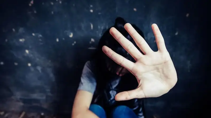 Очередное видео с избиением девушки распространяют в Сети