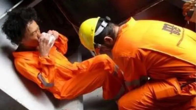 Японский серфер провел в море 16 часов