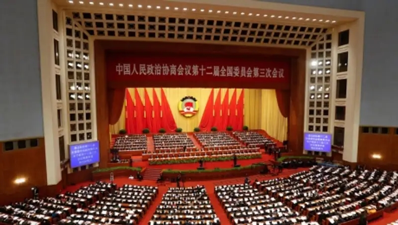 Китайских чиновников будут наказывать за переедание и игру в гольф