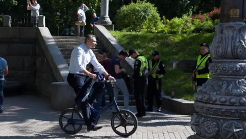 Мэр Киева Кличко приехал на инаугурацию президента на велосипеде