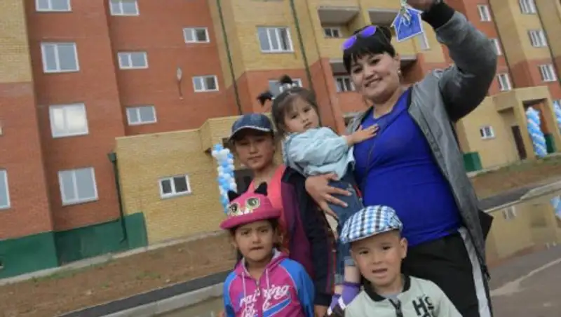 Сапарбаев вручил ключи от квартир 19 семьям, переехавшим из Нур-Султана в Экибастуз