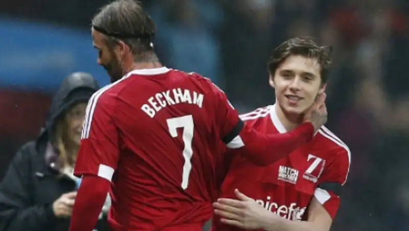 Бекхэма заменили на его сына во время игры в Манчестере