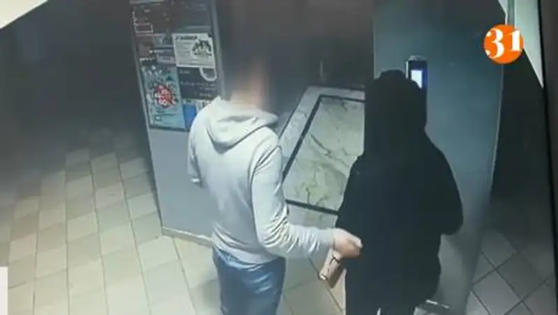 Убийство в Алматы – появилось видео, на котором девушка заходит в лифт со своим убийцей