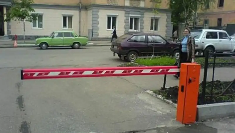 Алматинцам могут запретить устанавливать шлагбаумы без охранника