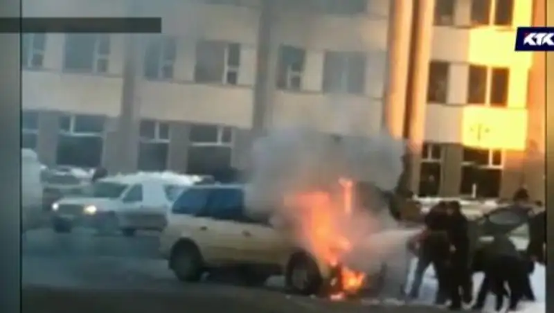 Жители Уральска потушили горящий автомобиль снегом