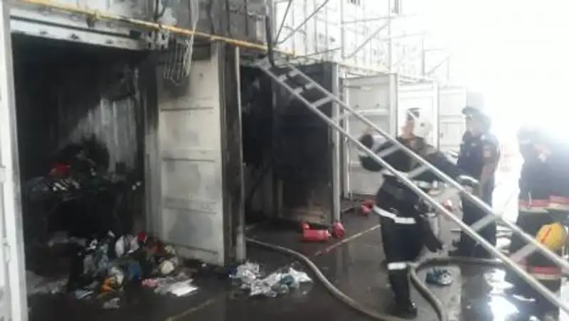 На барахолке в Алматы горели несколько контейнеров