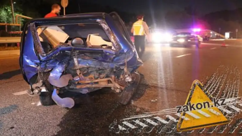 В результате ДТП в Алматы автомобиль снес дерево и врезался в газовую трубу