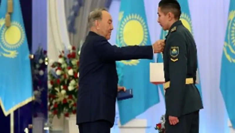 Назарбаев вручил орден «Айбын» военнослужащему, давшему отпор террористам в Актобе