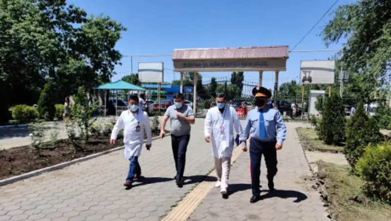 Глава МВД навестил пострадавшего при ДТП полицейского в больнице Алматы