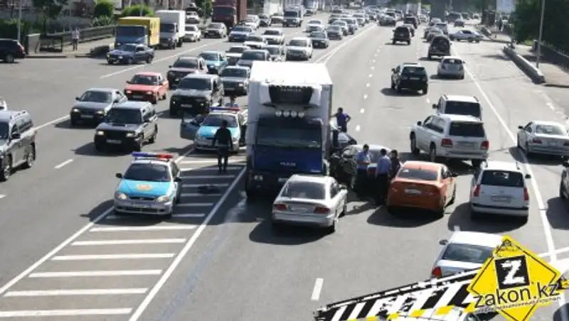 Массовое ДТП с участием грузовика и пяти легковушек произошло в Алматы