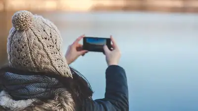 телефон зимой, фото - Новости Zakon.kz от 04.01.2023 09:31