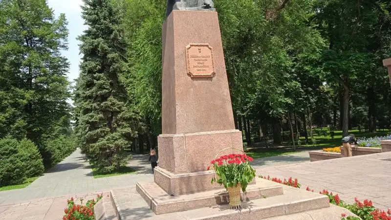цветы, памятник, Панфилов, фото - Новости Zakon.kz от 22.06.2023 19:16