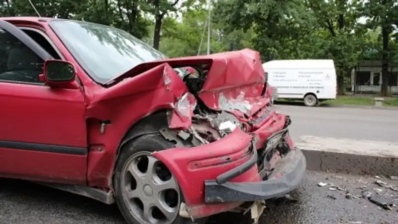 В Алматы Honda влетела в мусоровоз