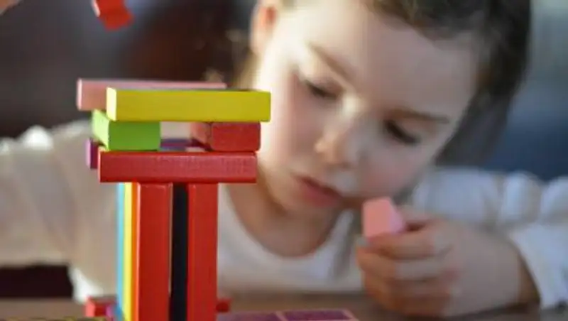 Как играть с ребенком, чтобы развить в нем способность контролировать свое поведение