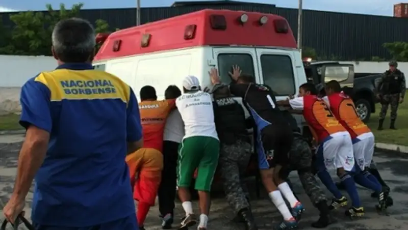  В Бразилии, потерявшего сознание футболиста спасли одноклубники и полицейские