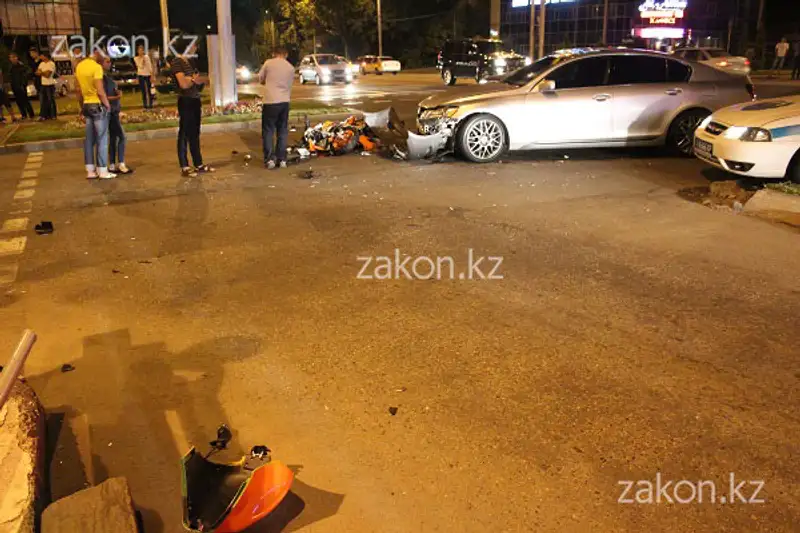 Полступни оторвало у водителя мопеда в результате ДТП в Алматы (фото), фото - Новости Zakon.kz от 19.07.2013 15:55