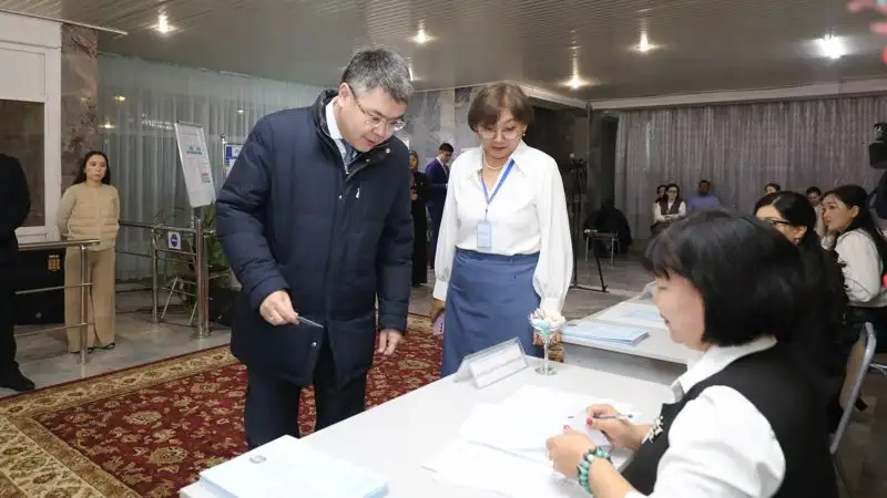 Аким Атырауской области Серик Шапкенов принял участие в голосовании, фото - Новости Zakon.kz от 20.11.2022 10:55