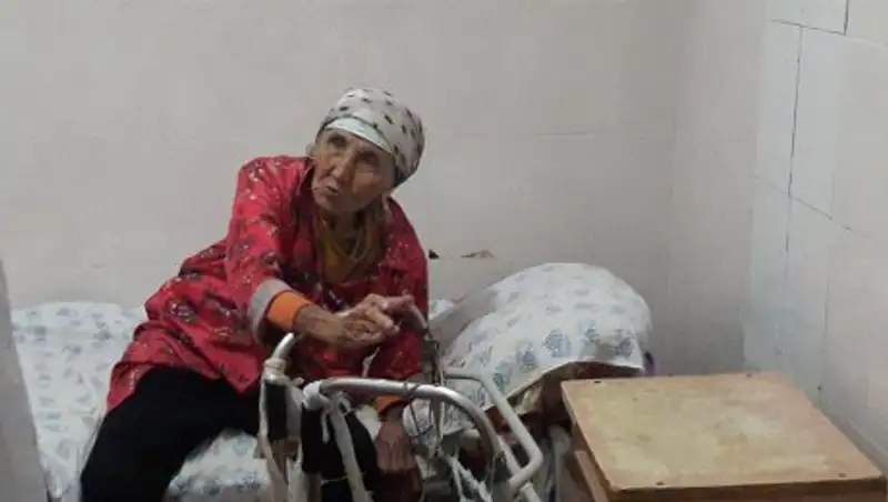 Родственников столетней бабушки ищут алматинские медики