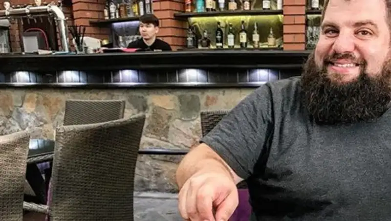 Знаменитый американский путешественник попробовал казы в Астане