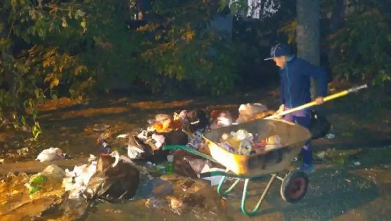 Алматинский школьник убрал гору мусора из соседнего двора