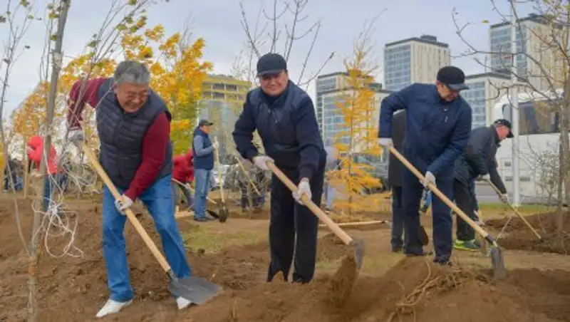 Сенаторы и мажилисмены вышли на субботник