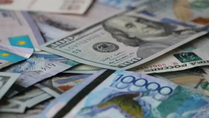 Тенге резко ослаб в понедельник