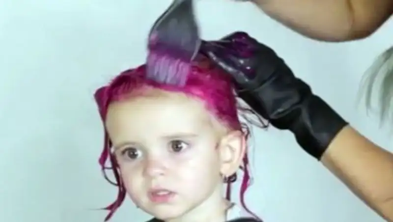 Модель из США покрасила волосы двухлетней дочери в розовый цвет