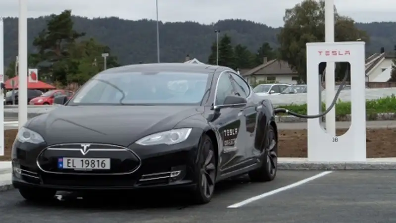 Электромобиль Tesla Model S почти пережил удар молнии