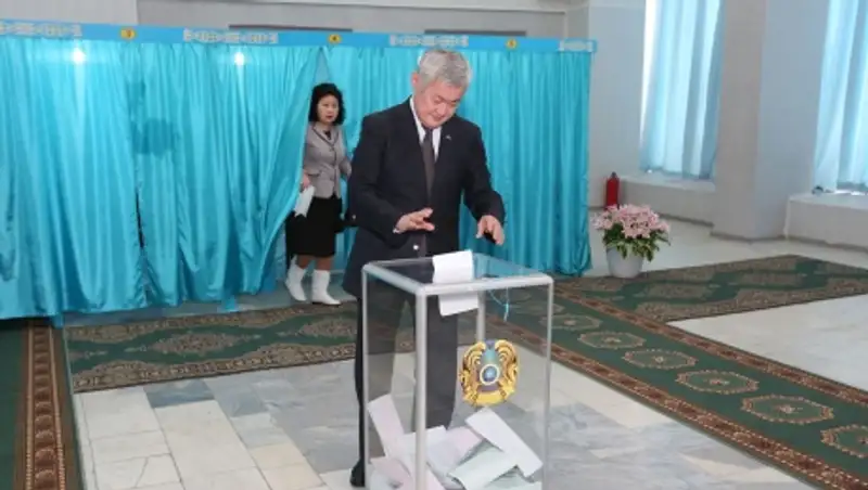 Аким Актюбинской области проголосовал на внеочередных выборах