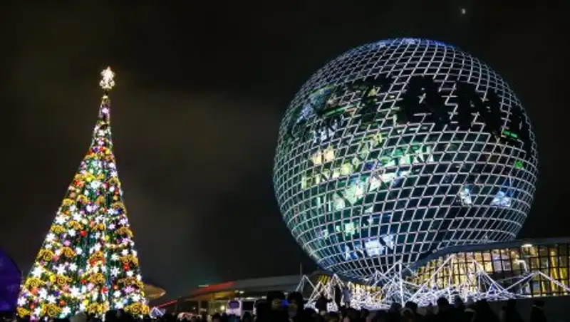 В Астане зажглись огни главной новогодней елки