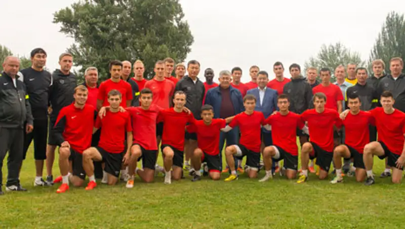 Аким Кызылординской области посетил тренировку «Кайсара»