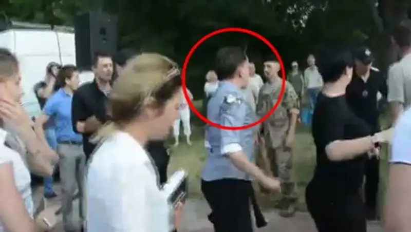 Украинского политика Надежду Савченко закидали яйцами