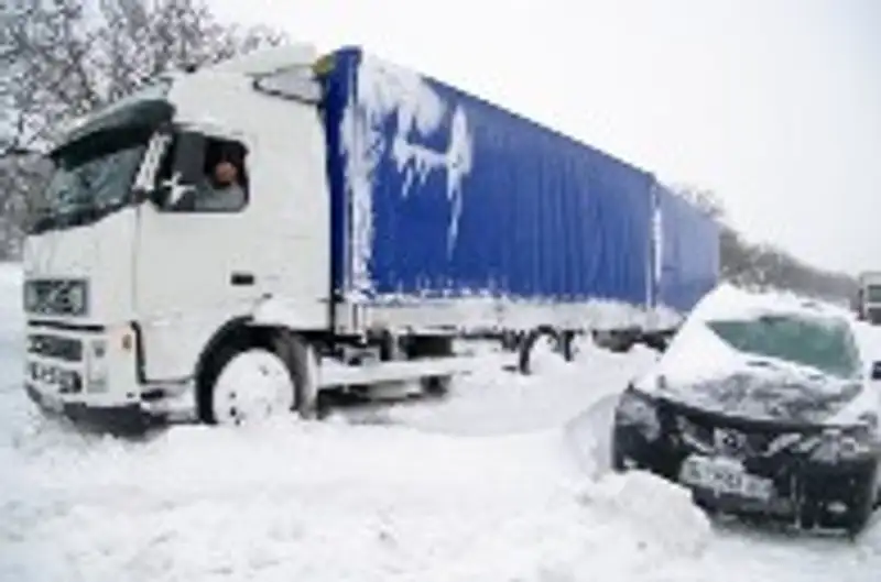 Порядка ста человек вызволено из снежных заторов в южно-казахстанской области, фото - Новости Zakon.kz от 19.12.2011 16:32