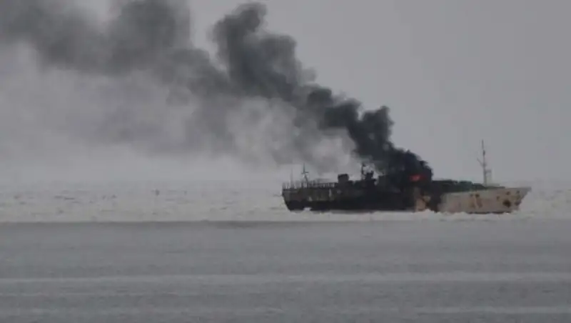 В Тихом океане горит траулер с 52 пассажирами на борту под флагом Тайваня