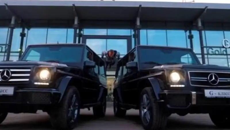 Казахстанский «Макгрегор» выполнил трюки на двух автомобилях