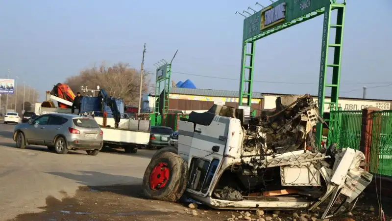 Крупное ДТП с участием двух грузовиков произошло на трассе Алматы – Бишкек, фото - Новости Zakon.kz от 14.03.2023 18:04
