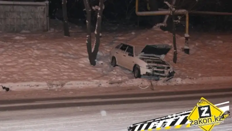 Неуправляемая Лада в Алматы столкнулась с Мерседесом и вылетела с дороги