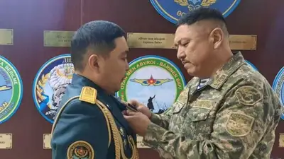 Спасшего накануне из пожара маму с двумя детьми Жандоса Барлыбаева наградили медалью, фото - Новости Zakon.kz от 16.12.2022 13:54