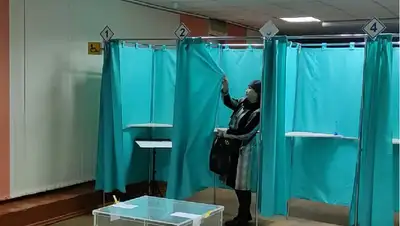 в Уральске первым проголосовавшим подарили подарки, фото - Новости Zakon.kz от 20.11.2022 11:10