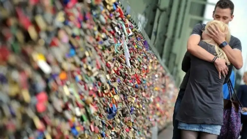 В Париже запретили цеплять на мост "замки любви"