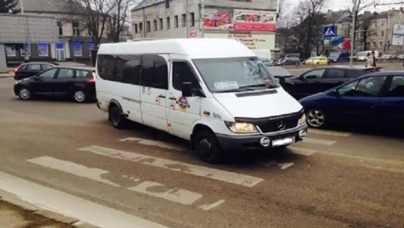 В Караганде маршрутка сбила подростка на тротуаре