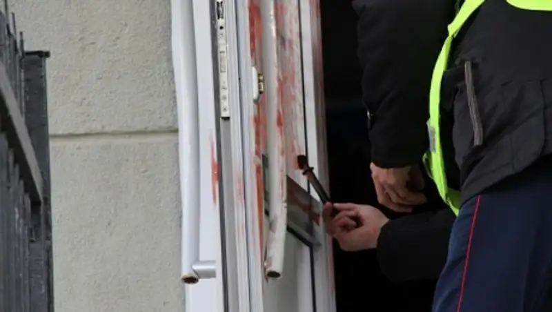 В Актау пострадавший сломал ногу во время погони за грабителями